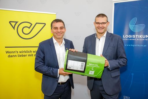 Vorschau Bild von v.l.: DI Peter Umundum, Vorstand für Paket & Logistik der
Österreichischen Post AG und Prof. (FH). DI Franz Staberhofer,
Leiter des Logistikums an der FH Oberösterreich