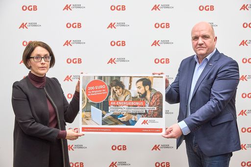  © photonews.at/Georges Schneider - St. Pölten (NÖ)
07.03.2022 - Heute fand in der Arbeiterkammer (AK) Niederösterreich
eine Pressekonferenz zum AKNÖ eigenen Energiebonus statt. Wegen der
stark gestiegenen Preise für Strom und Heizen und der unzureichenden
Maßnahmen der Bundes- und der Landesregierung stellt die AK
Niederösterreich einen eigenen Energiebonus für Mitglieder mit
niedrigen Einkommen bereit. PHOTO: Markus Wieser, AK NÖ-Präsident
und ÖGB NÖ-Vorsitzender, Claudia Cervenka (L), AK Wirtschaftspolitik
während der PK.