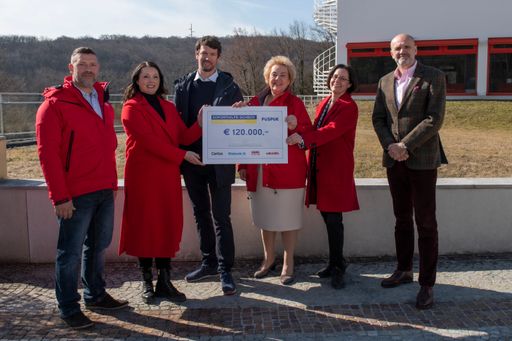 Bildbeschreibung: Lukas Püspök übergibt Soforthilfescheck für die
Ukraine an vier Hilfsorganisationen. Im Bild (v.l.n.r.): Hannes
Schwab (Prokurist Volkshilfe Burgenland), Melanie Balaskovics
(Direktorin Caritas Burgenland), Lukas Püspök (Geschäftsführer
PüSPök Unternehmensgruppe), Verena Dunst (Präsidentin Volkshilfe),
Maria Moser (Direktorin Diakonie) und Werner Herics (ORF Burgenland
Landesdirektor für Nachbar in Not).