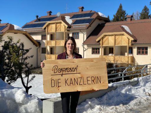 Vorschau Bild von Umgebaut wird derzeit auch hoch oben am Berg, auf rund 1.400
Metern Seehöhe. Mit der Sonnwendfeier am 21. Juni steht für Hannah
Widnig nicht nur die Eröffnung ihres neuesten Hotelprojekts „Die
Kanzlerin“ auf der Gerlitzen Alpe an, sondern auch das elfjährige
Jubiläum der familieneigenen Hotelgruppe Naturel Hotels & Resorts.