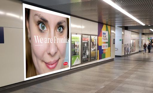 Vorschau Bild von Die ausdrucksstarken Gesichter zieren unter anderem
die Werbeflächen in Bahnhofsunterführungen.