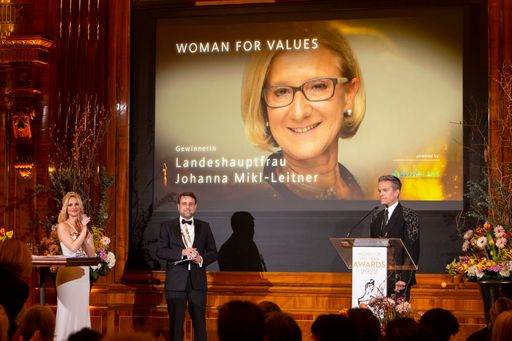 Vorschau Bild von BLITZBLANK ehrt Landeshauptfrau Johanna
Mikl-Leitner für ihre standhafte Selbstverständlichkeit für
nachhaltige Werte und ihren Einsatz für ein soziales Miteinander