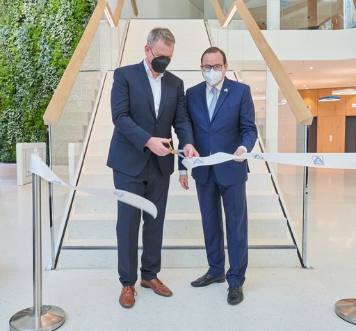Das Bild zeigt Torsten Janke (Geschäftsführer der Albrecht KG,
Bauherr ALDI Campus, links) und Essens Oberbürgermeister Thomas
Kufen beim symbolischen Durchschneiden des Bandes. / Weiterer Text
über ots und www.presseportal.de/nr/112106 / Die Verwendung dieses
Bildes ist für redaktionelle Zwecke unter Beachtung ggf. genannter
Nutzungsbedingungen honorarfrei. Veröffentlichung bitte mit
Bildrechte-Hinweis.