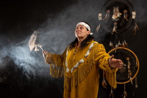 Indianer- und Ehefrau beim Zelebrieren eines Rituals. Der
Fotocredit ist beim Pressefoto anzuführen: Stefan Reinberger