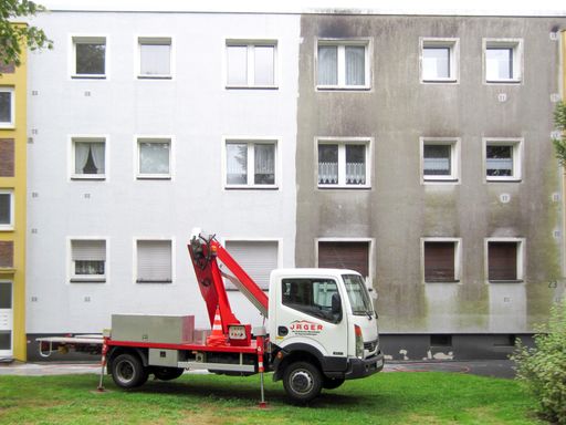  Die porentiefe Fassadenreinigung der JÄGER Hausbetreuung macht
einen Neuanstrich in den meisten Fällen überflüssig und bringt
außerdem Kostenersparnisse von bis zu 70 %.