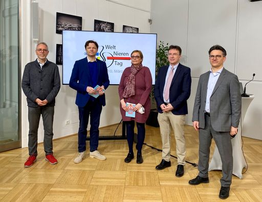 Vortragende Pressekonferenz Welttag der Niere:
V.l.n.r. Dr. Christian BAUMGARTNER, Medical Director Bayer PRIM.
UNIV.-PROF. PRIV.-DOZ. DR. MARCUS SÄEMANN, Vorsitzender der
Österreichischen Gesellschaft für Nephrologie; Abteilungsvorstand 6.
Medizinische Abteilung mit Nephrologie und Dialyse mit Ambulanzen,
Klinik Ottakring, Wien; Ursula CHARWAT, Patientin; PRIM. UNIV.-PROF.
DR. MARTIN CLODI, Abteilungsvorstand Innere Medizin, Krankenhaus der
Barmherzigen Brüder Linz, Diabetologe Präsident der Österreichischen
Diabetesgesellschaft; Dr. Botond Ponner, Medical Director, AstraZeneca;