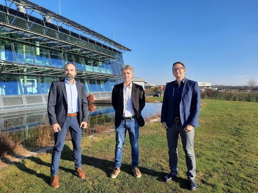 Markus Winter, techn. Geschäftsführer Windkraft
Simonsfeld; Thomas Annegg, Senior Sales Manager Nordex Germany GmbH;
Alexander Hochauer, kaufmännischer Geschäftsführer Windkraft
Simonsfeld vor der Firmenzentrale der Windkraft Simonsfeld