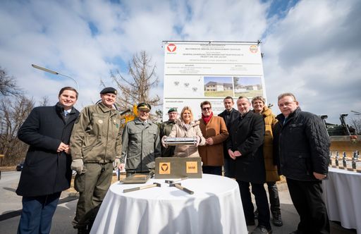 Vorschau Bild von Verteidigungsministerin Klaudia Tanner gibt den Starschuss für
die Generalsanierung der Unterkünfte.