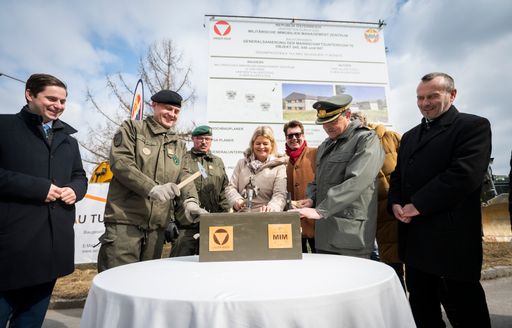 Vorschau Bild von Verteidigungsministerin Klaudia Tanner gibt den Startschuss für
die Generalsanierung der Unterkünfte.