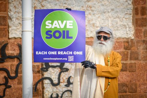Sadhguru macht darauf aufmerksam, dass der
fruchtbare Boden in vielen Regionen dramatisch abnimmt. Weil unsere
Nahrung, unser Wasser und unsere Luft jedoch vom Boden abhängig
sind, müssten wir sofort und gemeinsam handeln.
