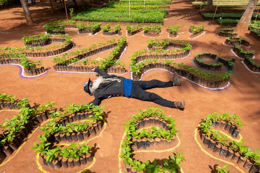 Vorschau Bild von Die Wiederherstellung unserer Böden wird eine
Schlüsselrolle bei der Beseitigung von Hunger und Armut in der Welt
spielen. Gesunde Böden neutralisieren die CO2-Emissionen, schützen
die biologische Vielfalt und wirken der zunehmenden Wasserknappheit
entgegen. Derzeit wird weltweit jede Minute Ackerland von der Größe
von 30 Fußballfeldern zur Wüste.