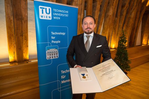 Klemens Hallmann bei der feierlichen Auszeichnung
zum Ehrensenator im Kuppelsaal der TU Wien (c)Andreas Tischler
