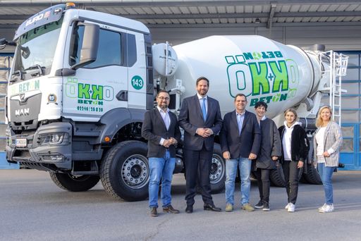 Im Bild (v.l.n.r.): Stadtrat Kaldun Hana (ÖVP), EU
Abgeordneter Lukas Mandl (ÖVP), KR Leopold Kovanda, KR Eva Kovanda,
Eva Kovanda Junior und Gemeinderätin Margarete Insam-Polleros (ÖVP)
vor dem neuen ÖK-KO Beton-Misch-LKW. (c) Kovanda/Hron