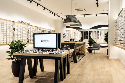 Der Omnichannel-Optiker Mister Spex zieht auf Wiens längste
Einkaufsmeile: OTTO Immobilien konnte in Zusammenarbeit mit Eva Jost
von The Real Estate Boutique dem führenden Omnichannel-Optiker
Europas den perfekten Standort vermitteln: auf der Mariahilfer
Straße 38, 1070 Wien auf insgesamt ca. 180m² wird dies der erste
High-Street Standort von Mister Spex in Österreich