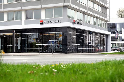 DXC Technology (NYSE:DXC) hat mit der GEFA BANK, einer
Tochtergesellschaft der Société Générale und führender
Finanzierungspartner für den deutschen Mittelstand, ein für die GEFA
BANK wegweisendes Cloud-Migrations- und Transformationsprojekt
vereinbart. Mit dem "G-Rocket"-Projekt migrieren die GEFA BANK und
DXC wesentliche Anwendungen und Daten in die Azure Cloud. Die GEFA
BANK leistet mit diesem Projekt einen wichtigen Beitrag für das
IT-Konsolidierungsprogramm in ihrem Geschäftsbereich. Im Bild:
GEFA-Bank-Filiale in Wuppertal. / Weiterer Text über ots und
www.presseportal.de/nr/126139 / Die Verwendung dieses Bildes ist für
redaktionelle Zwecke unter Beachtung ggf. genannter
Nutzungsbedingungen honorarfrei. Veröffentlichung bitte mit
Bildrechte-Hinweis.