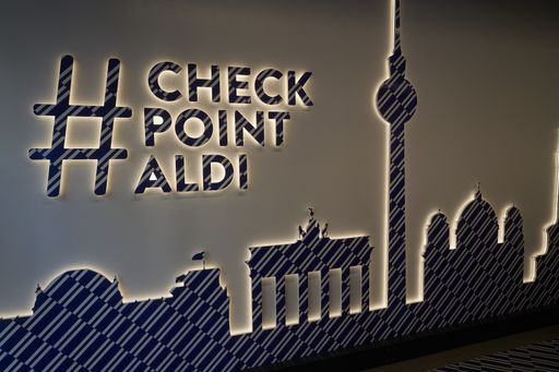 Die Berliner "Skyline" im blau-weißen ALDI Tütenmuster schmückt
die Eingangswand des Checkpoint ALDI Markts an der Friedrichstraße
149 in Berlin. Die gesamte Filiale ist im Tütenmuster gestaltet. /
Weiterer Text über ots und www.presseportal.de/nr/112106 / Die
Verwendung dieses Bildes ist für redaktionelle Zwecke unter
Beachtung ggf. genannter Nutzungsbedingungen honorarfrei.
Veröffentlichung bitte mit Bildrechte-Hinweis.