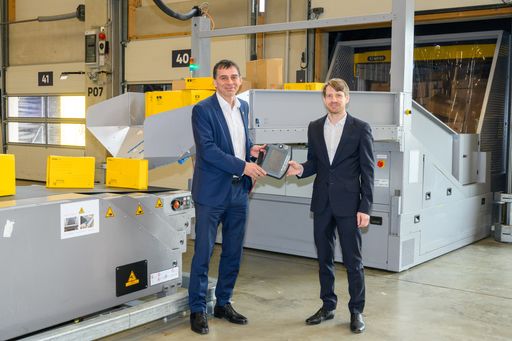 v.l.: DI Peter Umundum, Vorstand für Paket & Logistik,
Österreichische Post AG, und Dr. Andreas Wolfschluckner, Co-Gründer
und -Geschäftsführer, PHS Logistiktechnik GmbH, geben den Rapid
Unloader in gute Hände.