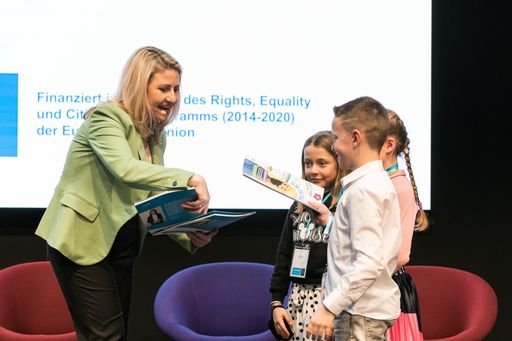  https://www.apa-fotoservice.at/galerie/28148 Im Bild v.l.n.r.:
UNICEF Österreich Ideenkatalog Übergabe: Bundesministerin Raab,
Marie, Ayleen, Lukas