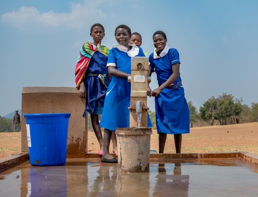  Ein Brunnen in Malawi, errichtet mit Unterstützung
von Viva con Agua Österreich.