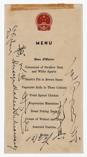 Eine Unterschrift des "Großen Vorsitzenden" Mao Zedong auf einer
Menukarte zu einem Pekinger Staatsbankett im Jahr 1956 gehört zu den
größten Seltenheiten der bevorstehenden Auktion des Berliner
Auktionshauses J. A. Stargardt. / Weiterer Text über ots und
www.presseportal.de/nr/61161 / Die Verwendung dieses Bildes ist für
redaktionelle Zwecke unter Beachtung ggf. genannter
Nutzungsbedingungen honorarfrei. Veröffentlichung bitte mit
Bildrechte-Hinweis.