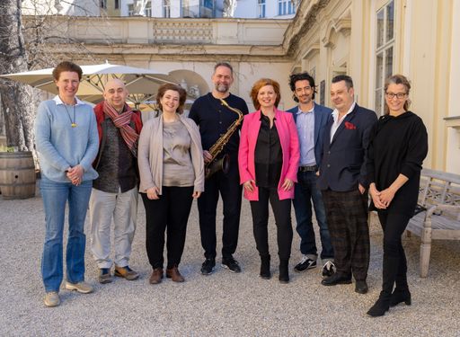  Programmpräsentation SOMMER RHAPSODIE 2022, v. l. n. r.: Marie
Liechtenstein, Ilia Korol (Konzertmeister Orchester Wiener
Akademie), Melanie Hirsch (Programm Sommer Rhapsodie), Ulrich
Drechsler (Café Drechsler), Simone Kopmajer, Stefano Bernardin,
Ivaylo Guberov, Mena Scheuba-Tempfer (Programm Sommer Rhapsodie)
