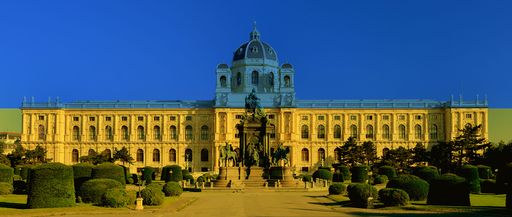 DE: Wir stehen für den Frieden ein und verurteilen
den Krieg gegen die Ukraine. UKR: Ми виступаємо за мир і засуджуємо
війну проти України. RUS: Мы за мир и осуждаем войну против Украины.