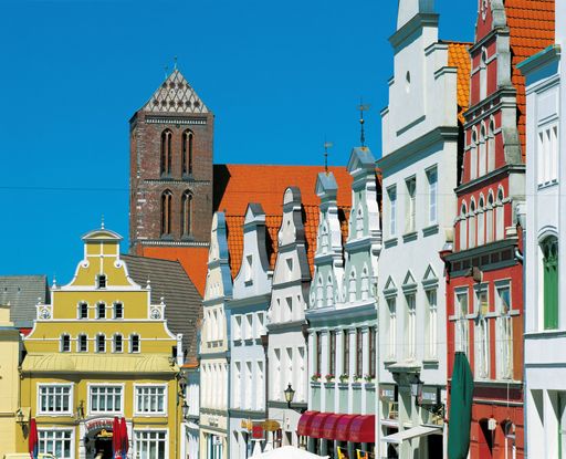 Das Mittelalter lebt: Daran besteht in der
Hansestadt Wismar kein Zweifel. Die historische Altstadt gehört seit
2002 zum Welterbe der UNESCO. // The Middle Ages lives: There is no
doubt about that in the Hanseatic City Wismar. The historic old town
has been a UNESCO World Heritage Site since 2002.