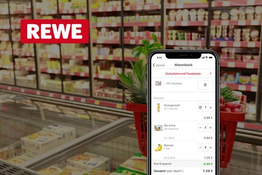 REWE Logo und REWE Scan&Go App auf Smartphone, im
Hintergrund Supermarktregale und ein Einkaufskorb