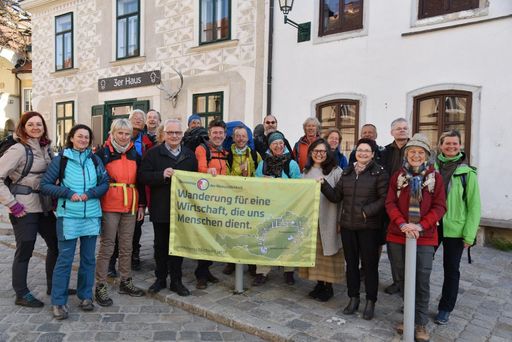  Freudige Aufbruchsstimmung beim Start der Wanderung in
Gumpoldskirchen