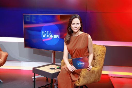 Eine abgesagte Impfpflicht, Öffnungen trotz stetig
hoher Neuinfektionszahlen und Unmut bei der Expertenkommission - in
Sachen Coronapolitik war die Lage schon einmal durchsichtiger. Hat
unsere Regierung die Pandemie noch im Griff? Darüber diskutiert
Katia Wagner mit ihren Gästen am Mittwoch, ab 20:15, bei "Katia
Wagner - Der Talk" auf krone.tv! Bilder ausdrücklich nur zur
Verwendung im Zusammenhang mit der redaktionellen Berichterstattung
zu Sendung.