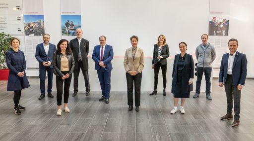 Digitalisierung, Fachkräftemangel, Klimawandel, die
Transformation der Arbeitswelt sowie Wissensorientierung und
-gesellschaft sind die großen Herausforderungen unserer Zeit. Die FH
Kärnten richtet sich mit der Gründung einer gemeinnützigen
Tochtergesellschaft danach aus und stellt mit der neuen Organisation
die Weichen für die Zukunft.