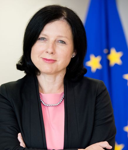  Věra Jourová, Vizepräsidentin der EU-Kommission und
Kommissarin für Werte und Transparenz spricht im Rahmen der
Eröffnung des 14. Europäischen Mediengipfel in Lech am Arlberg mit
Ivo Mijnssen (Präsident der Auslandspresse in Wien)