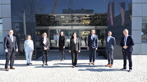  (v.r.n.l): John Kastnig, Marta Haustein, Eva Maria
Binder, Silvia Wein, Botschafterin Victoria Kennedy, Gerd
Schatzmayr, Kurt Brunner, Herbert Kneissl