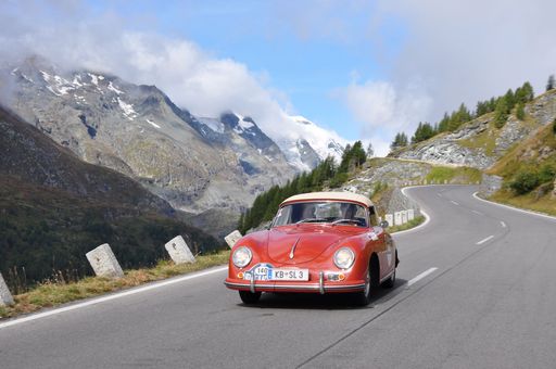 Vorschau Bild von 35. Kitzbüheler Alpenrallye. Reizvolle Kontraste:
Grüne Wiesen, schroffe Berggipfel und die schönsten
Automobilklassiker aus vergangenen Jahrzehnten.