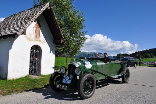 Vorschau Bild von 35. Kitzbüheler Alpenrallye. Reizvolle Kontraste:
Grüne Wiesen, schroffe Berggipfel und die schönsten
Automobilklassiker aus vergangenen Jahrzehnten.