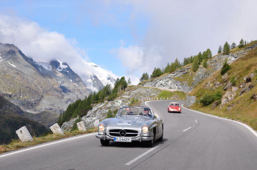 Vorschau Bild von 35. Kitzbüheler Alpenrallye. Reizvolle Kontraste:
Grüne Wiesen, schroffe Berggipfel und die schönsten
Automobilklassiker aus vergangenen Jahrzehnten.