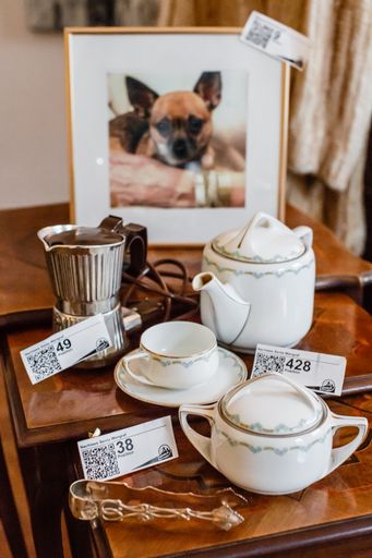 Vorschau Bild von EIne Fundgrube für Fans: Porzellan, Porträt der
Hündin Mimi und Senta Wengrafs Reise-Kaffeekocher