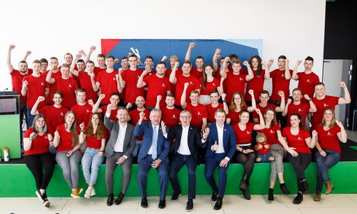 Team Austria 2022 und Ehrengäste Markus Raml
(Kurator WIFI Österreich), Leo Jindrak (Vizepräsident WKOÖ), Josef
Herk (Präsident SkillsAustria), Philipp Gady (Vizepräsident WKÖ)