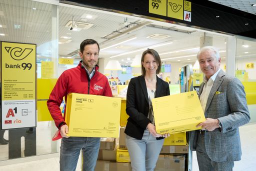 Post & Caritas: #Wirhelfen macht es möglich,
zielgerichtet und wirksam zu helfen. Über www.wirhelfen.shop können
Spender*innen zwischen verschiedenen Paketen auswählen, die
benötigten Sachspenden einkaufen und mithilfe von Versandetiketten
der Österreichischen Post kostenlos direkt an die Caritas schicken.