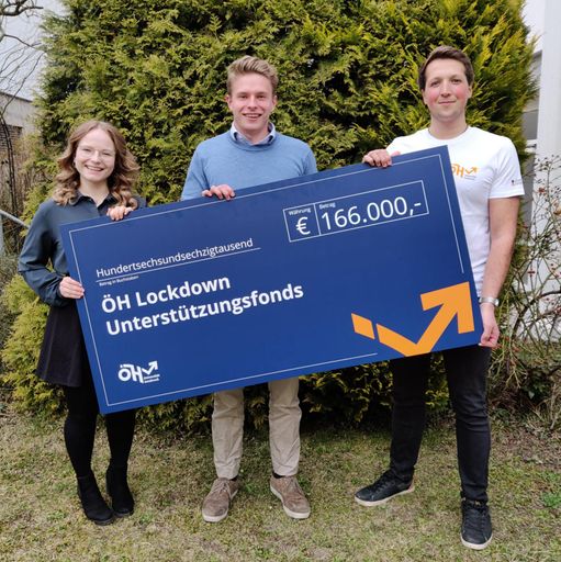  Das ÖH-Vorsitzteam (LFU) mit dem
Lockdownunterstützungsfond Scheck