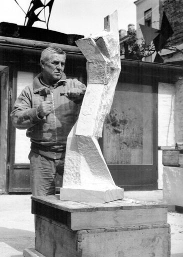 Vorschau Bild von Oskar Höfinger bei der Arbeit im Atelier