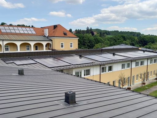 Vorschau Bild von Auf einer Fläche von fast 350 m2 wurden im Haus St.
Louise die Photovoltaik-Module installiert. Insgesamt können 30 %
des jährlichen Strombedarfs damit gedeckt werden.