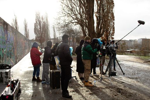 Vorschau Bild von Filmdreh in Berlin: Die Dreharbeiten zum Filmspot
"Mach Mal" fanden Anfang des Jahres in Berlin statt. Gedreht wurde
u.a. im Berliner Mauerpark und auf dem Gelände der legendären
Babelsberg-Studios.