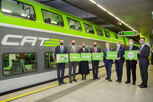 CAT-GF Mag. Michael Forstner, die Vorstände der
ÖBB-Personenverkehr AG, Mag. Heinz Freunschlag und Dr. Sabine Stock,
Finanzstadtrat Peter Hanke, der Geschäftsführer des WienTourismus
Norbert Kettner, Flughafen Wien AG-Vorstände Mag. Julian Jäger und
Dr. Günther Ofner und CAT-GF Mag. Christoph Korherr