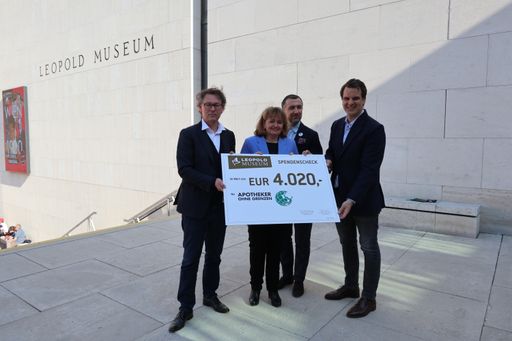 Leopold Museum unterstützt "Apotheker ohne Grenzen"
im Zeichen der Ukraine -Krise. Bei der Scheckübergabe v.l.n.r.: Mag.
Hans-Peter, Wipplinger (Direktor, Leopold Museum), Mag. pharm. Irina
Schwabegger-Wager (Vorstandsvorsitzende, Apotheker ohne Grenzen),
Mag. pharm Alvin Sabanija (Apotheker ohne Grenzen), Moritz Stipsicz
(Kaufmännischer Direktor, Leopold Museum)