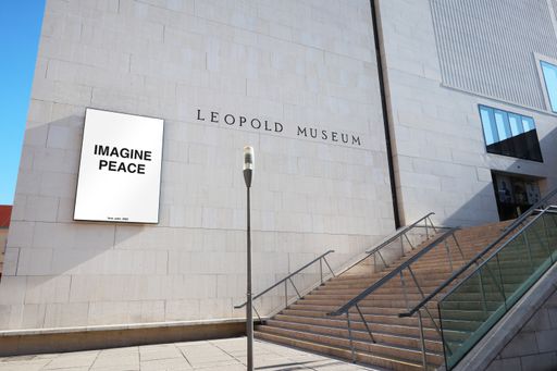 Vorschau Bild von Ab April zeigt das Leopold Museum in Absprache mit
der Künstlerin, Friedens- und Menschenrechtsaktivistin Yoko Ono auf
dem Screen an der Museumsfassade die ikonische Arbeit IMAGINE PEACE
als wichtiges Signal anlässlich des Ukraine-Konfliktes.