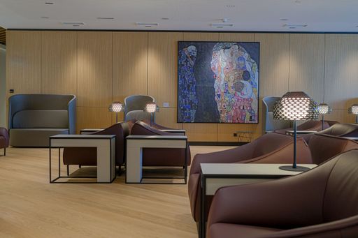 Vorschau Bild von "Vienna Lounge", Terminal 2, Flughafen Wien.
Reproduktion von Gustav Klimt, Tod und Leben, 1910/11, gearbeitet
1912/13 und 1915/16. Das Original ist in der permanenten
Wien-1900-Präsentation im Leopold Museum zu sehen.