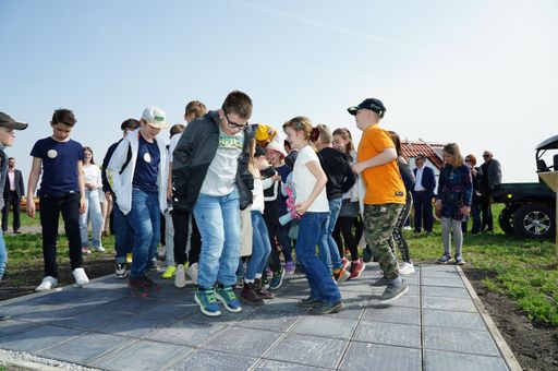 Kinder testen das Solarpflaster