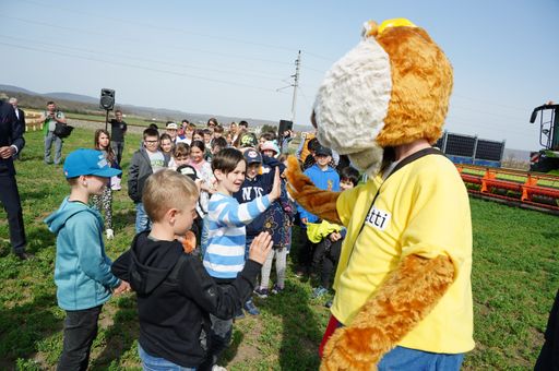 Vorschau Bild von Schulklasse gemeinsam mit Maskottchen Betti