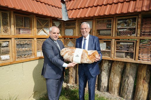 Vorschau Bild von v.l.n.r. PANNATURA Geschäftsführer Matthias Grün
und Bundespräsident Alexander Van der Bellen